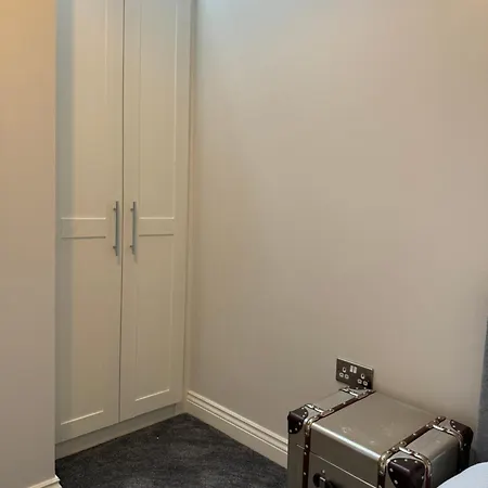 The Herbert - Newly Refurbished End-terrace Retreat Holiday home *