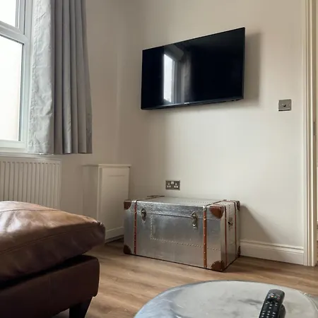 The Herbert - Newly Refurbished End-terrace Retreat Holiday home