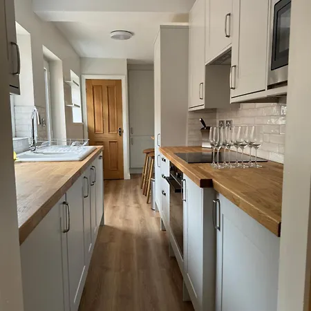 The Herbert - Newly Refurbished End-terrace Retreat Holiday home *