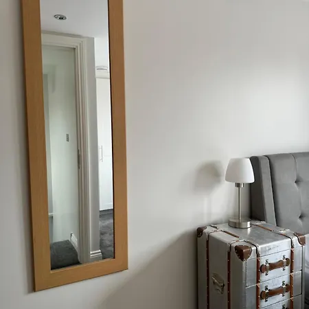 The Herbert - Newly Refurbished End-terrace Retreat