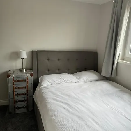 The Herbert - Newly Refurbished End-terrace Retreat *